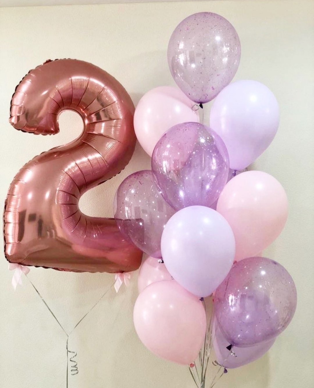 розовые и сиреневые шары с фольгированной цифрой