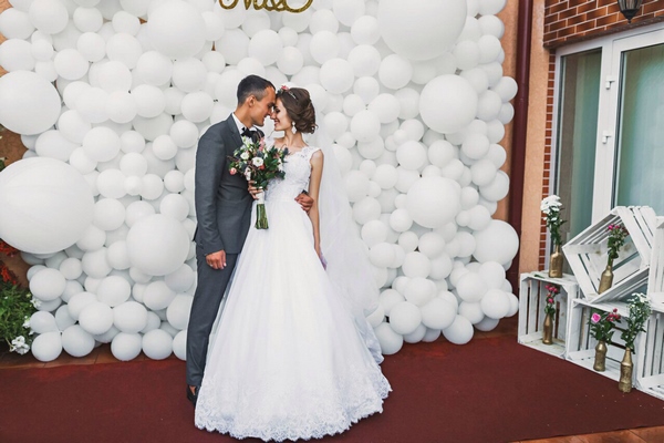 белая фотозона из шаров на свадьбу