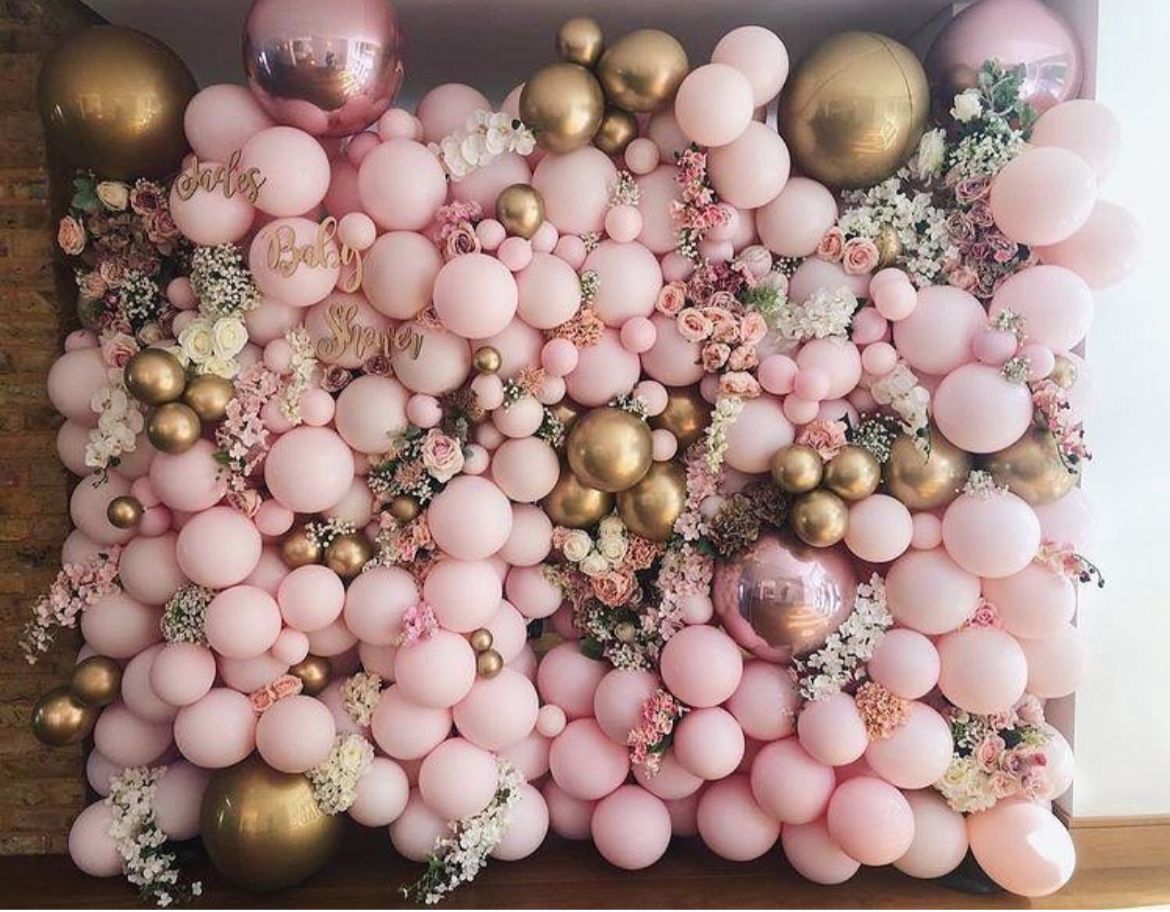 фотозона-стена из розовых и золотых шаров с цветами