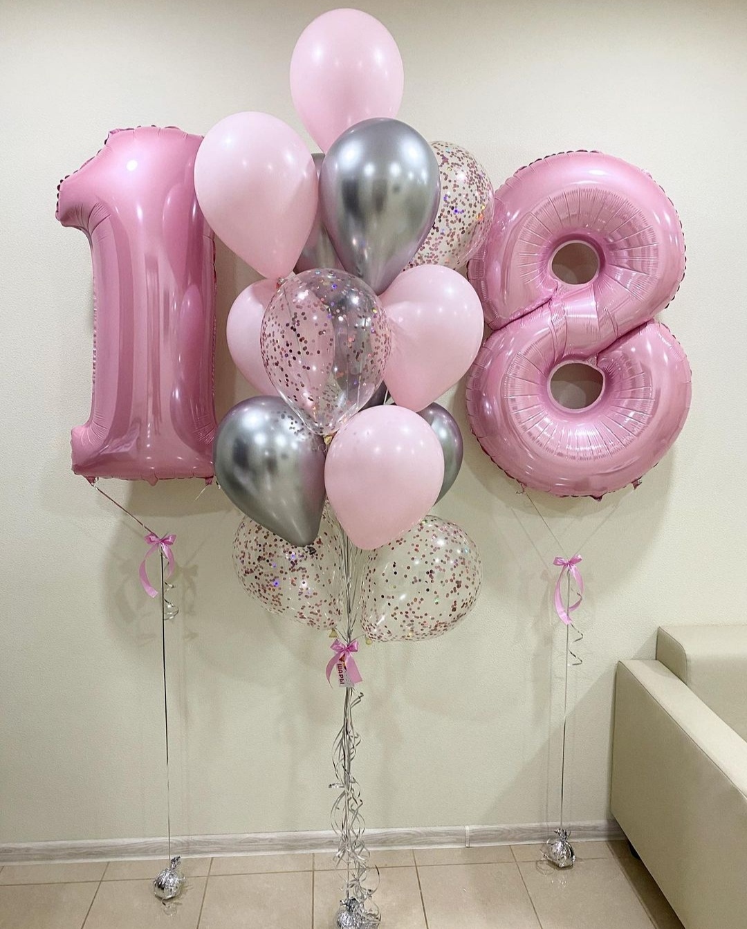 нежно-розовый фонтан для девушки на 18 лет