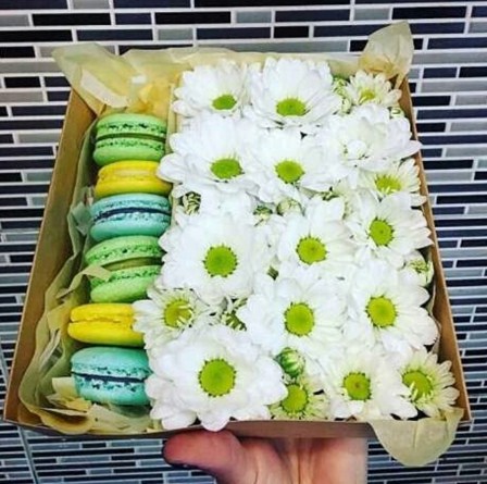 подарочная коробочка с цветами и макаруни в зеленых оттенках