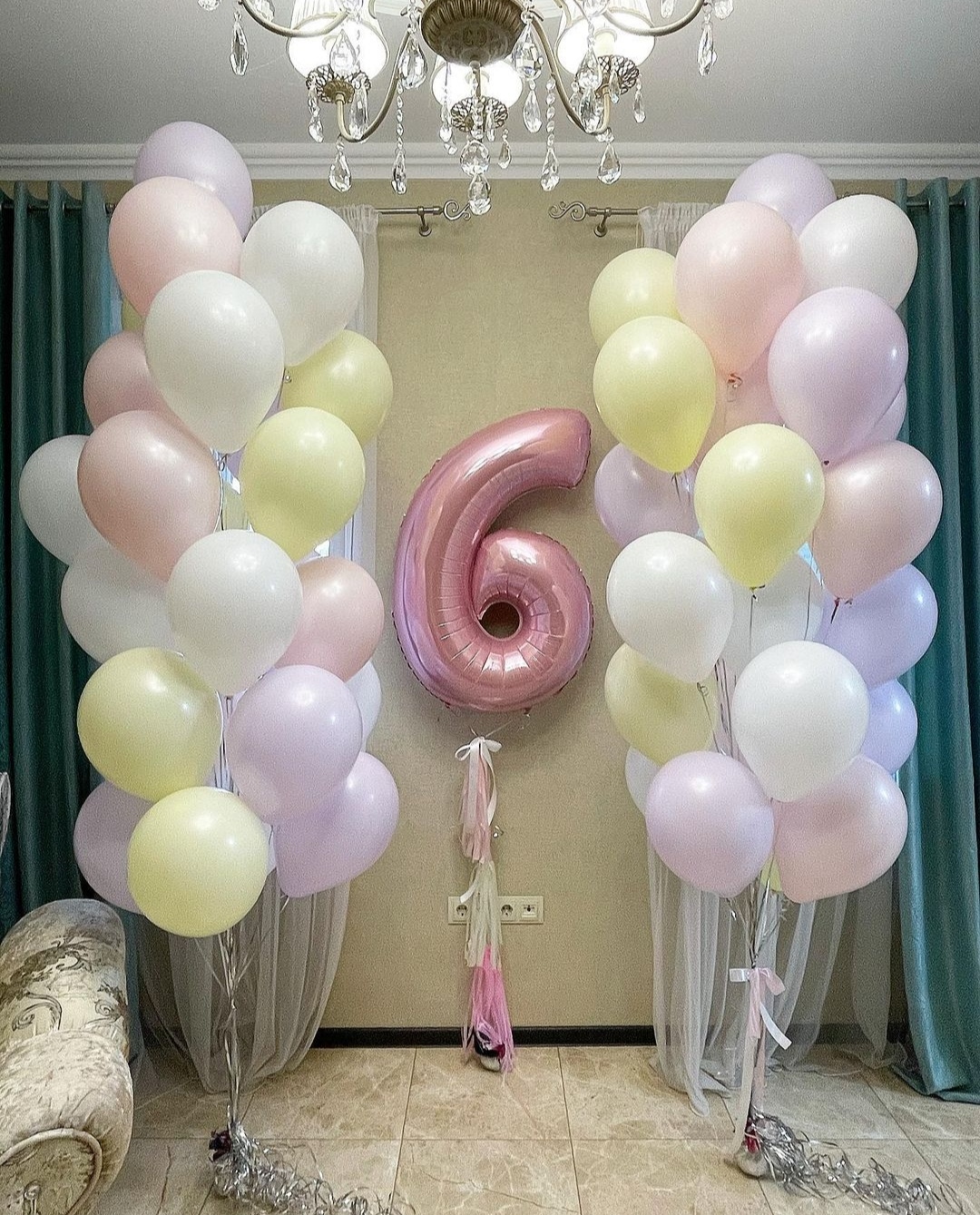 фонтаны нежных шаров с фольгированной цифрой на 6 лет