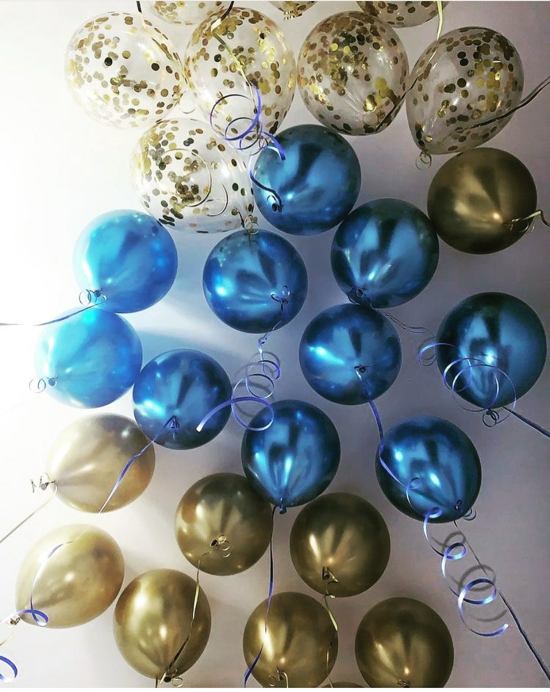 синие и золотые шары хром в потолок с шарами конфетти
