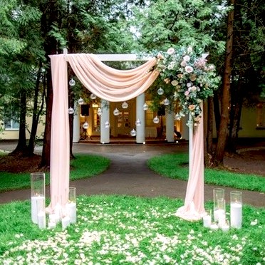 арка с тканью и свечами