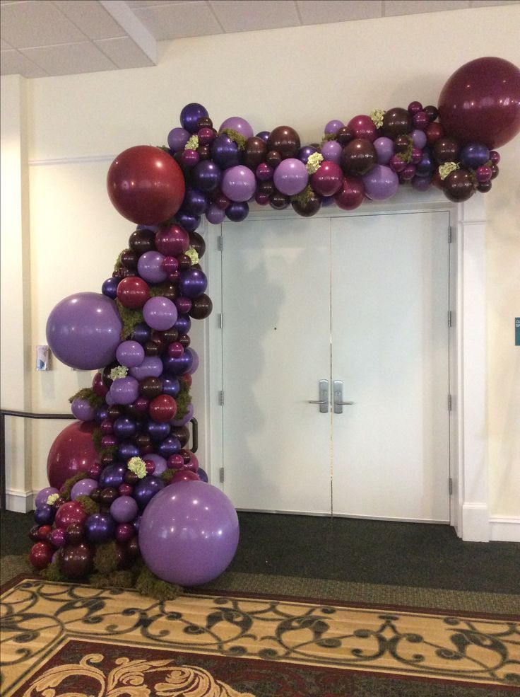 оформление лестницы гирляндой из фиолетовых шаров