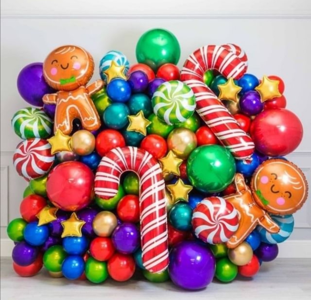 разноцветная детская фотозона с шарами-конфетками 