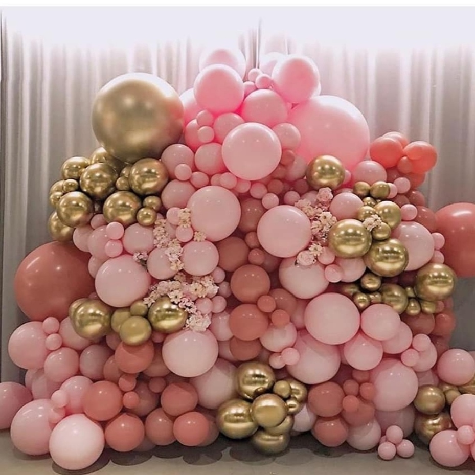 фотозона из золотых и розовых шаров для девочки