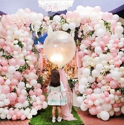 Фотозона бело-розовая из шаров и цветов