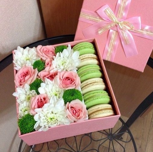 подарочная коробка с цветами и макаруни в нежных розовых и зелёных оттенках