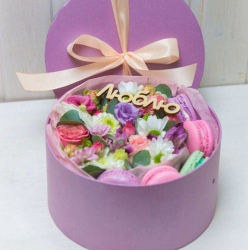 Подарочная коробка с цветами и макаруни в нежных фиолетово-розовых оттенках