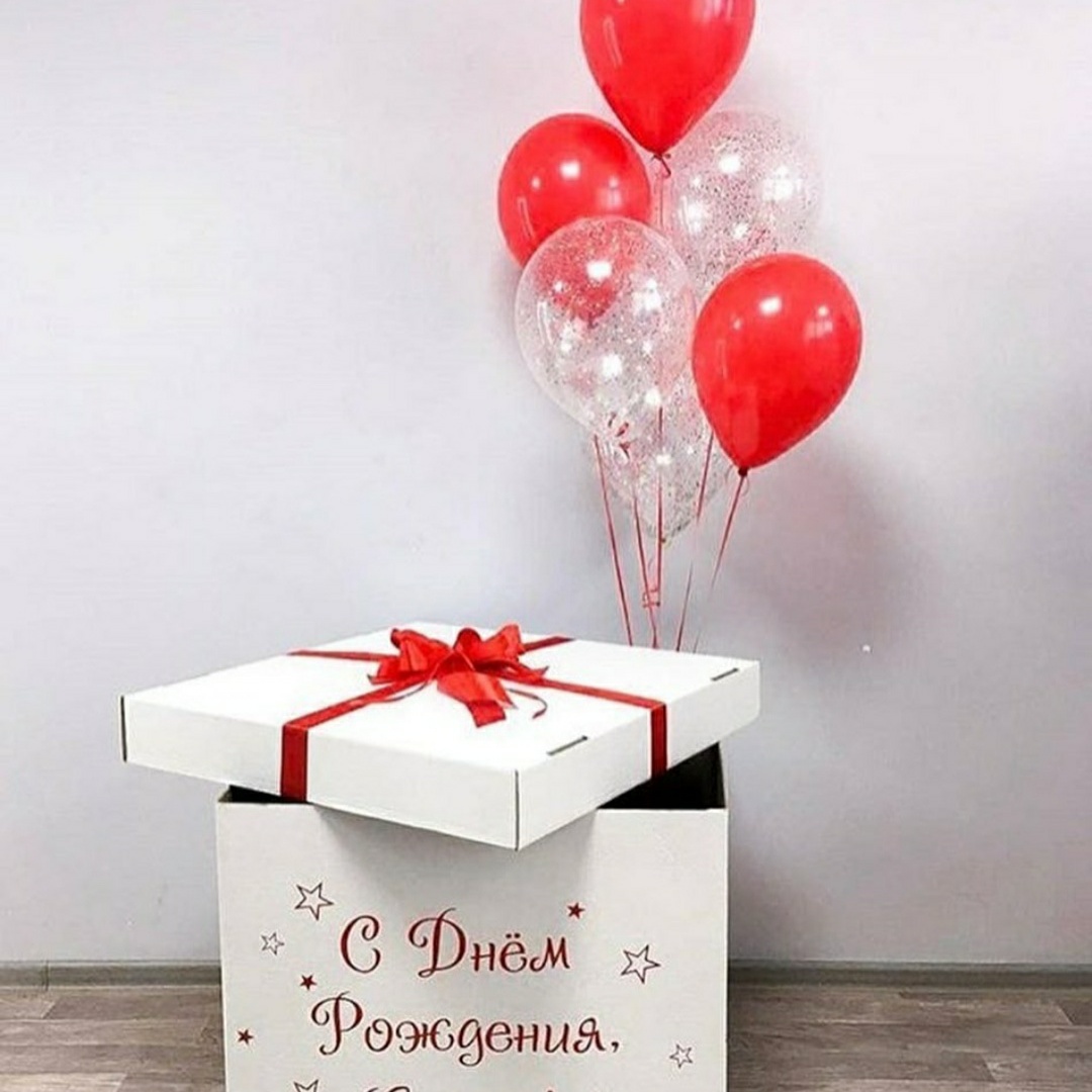 коробка с шарами в красных цветах