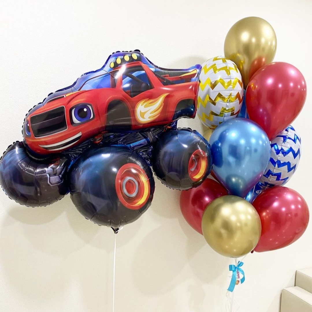 разноцветные шарики с фольгированным шаром-машинкой
