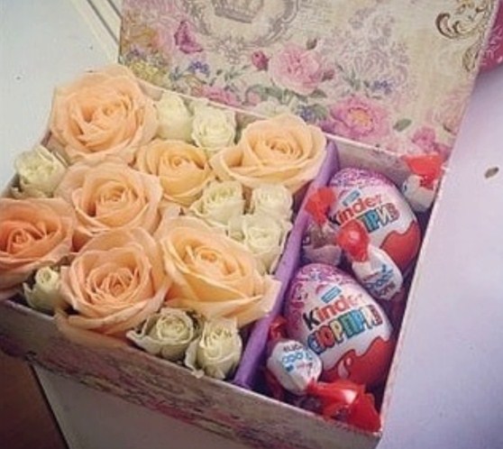 подарочная коробочка с цветами и киндер сюрприз