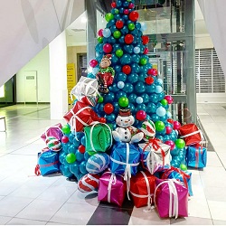 Новогодняя елка из воздушных шаров с подарками
