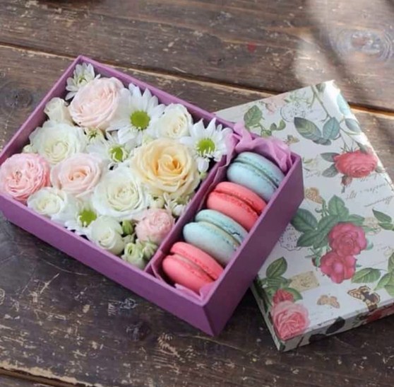 Подарочная лиловая коробка с цветами и печеньем макаруни