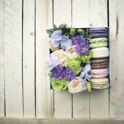 подарочная коробка с цветами и макаруни в нежных фиолетово-фисташковых оттенках