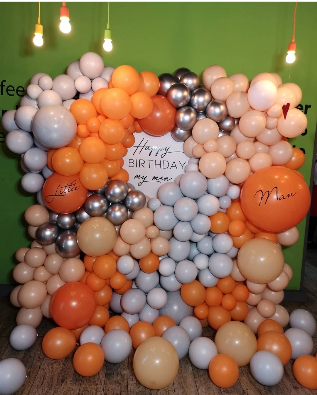 фотозона: стена из оранжевых и серебристых шаров
