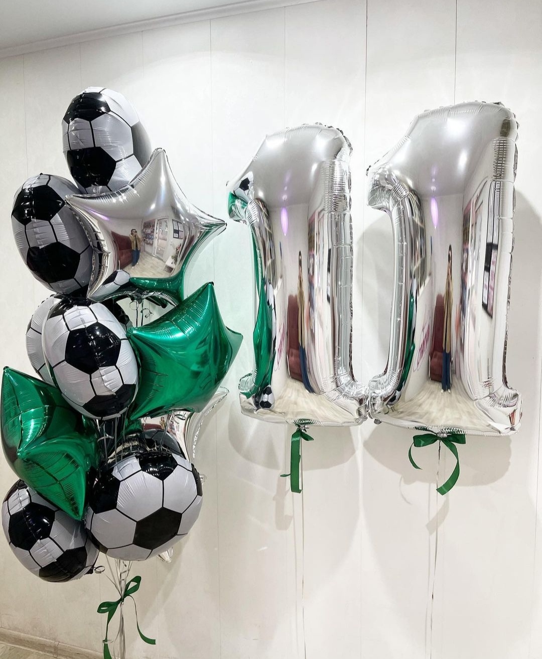 шары в стиле футбольных мячей с фольгированными зелеными звездами 