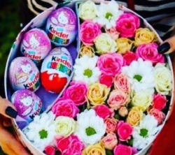 Круглая подарочная коробочка с цветами и Кидер Сюрприз в радужных оттенках