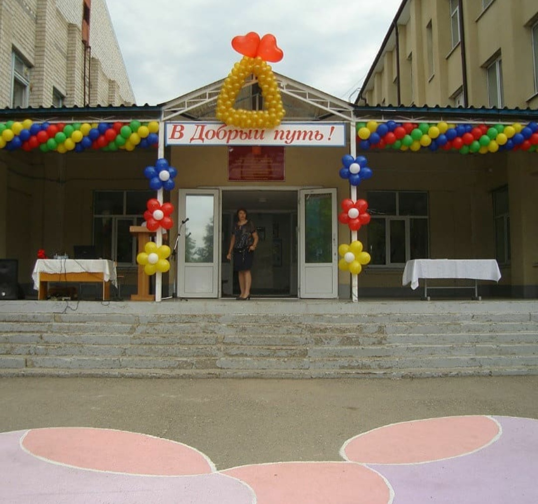 оформление входа аркой и цветами из шаров