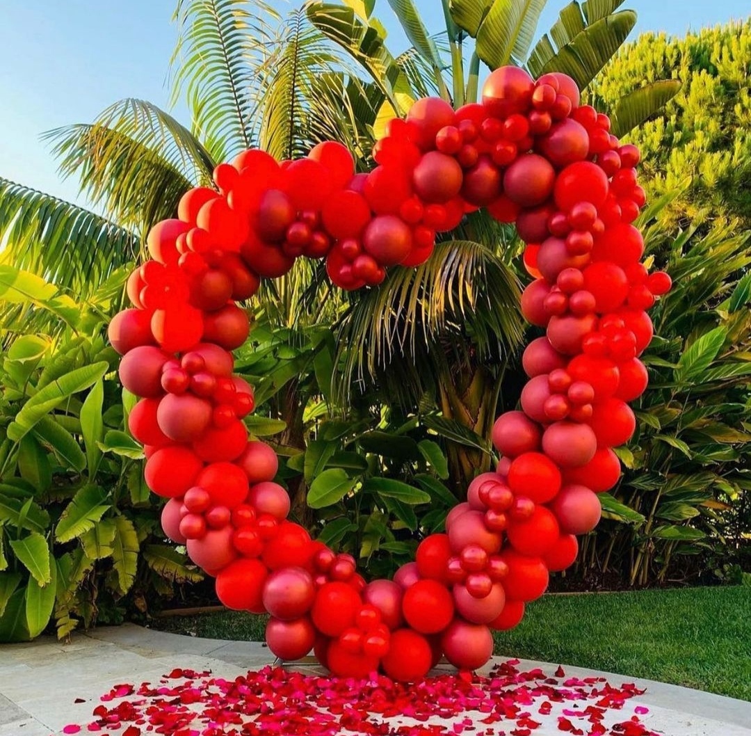 романтичная арка в виде сердца из красных шаров