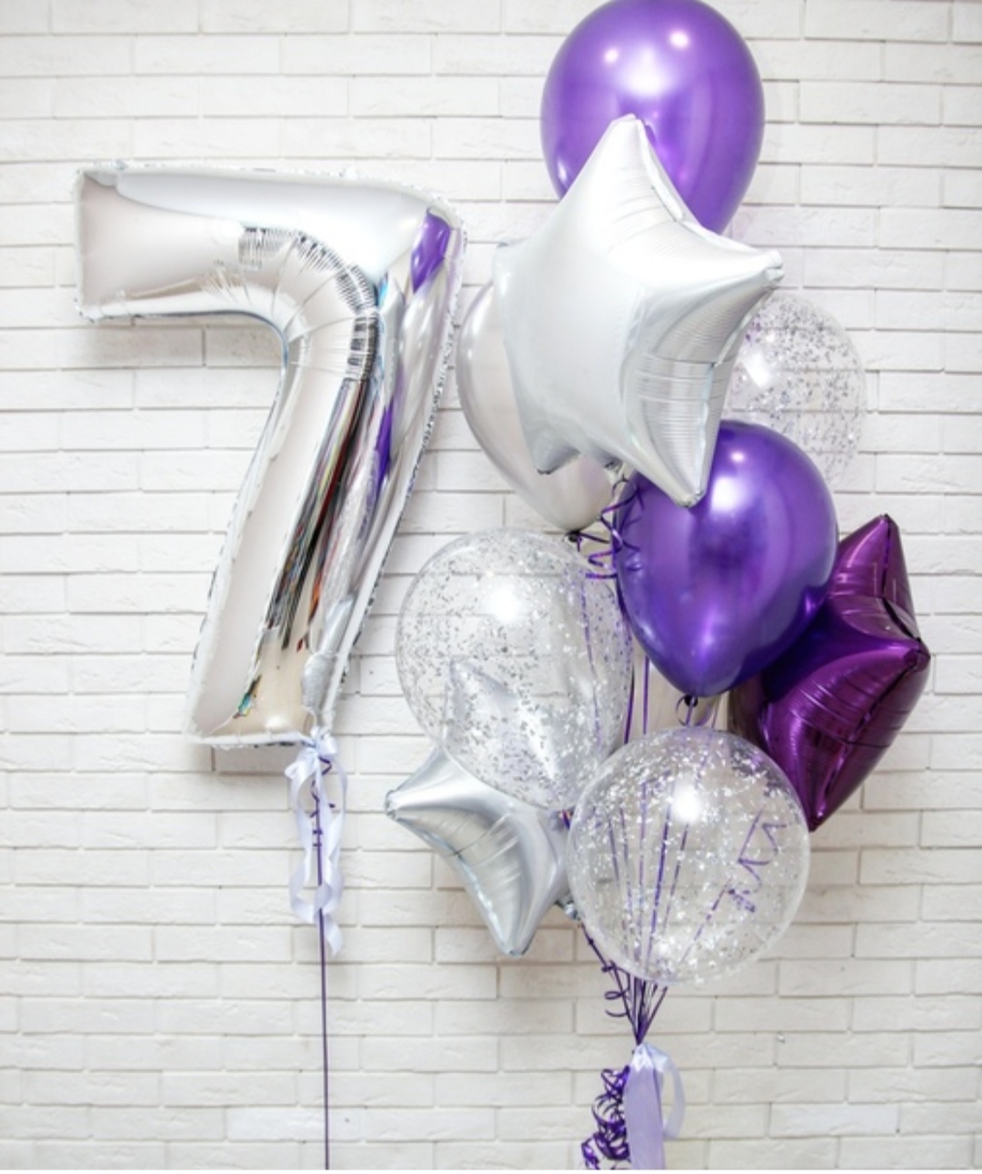серебряно-фиолетовый фонтан с цифрой 