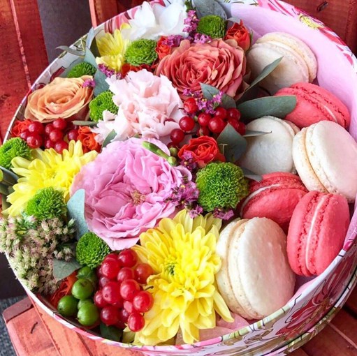 яркая коробка с цветами и печеньем макаруни