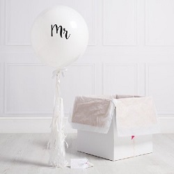 Коробка-сюрприз с большим белым шаром