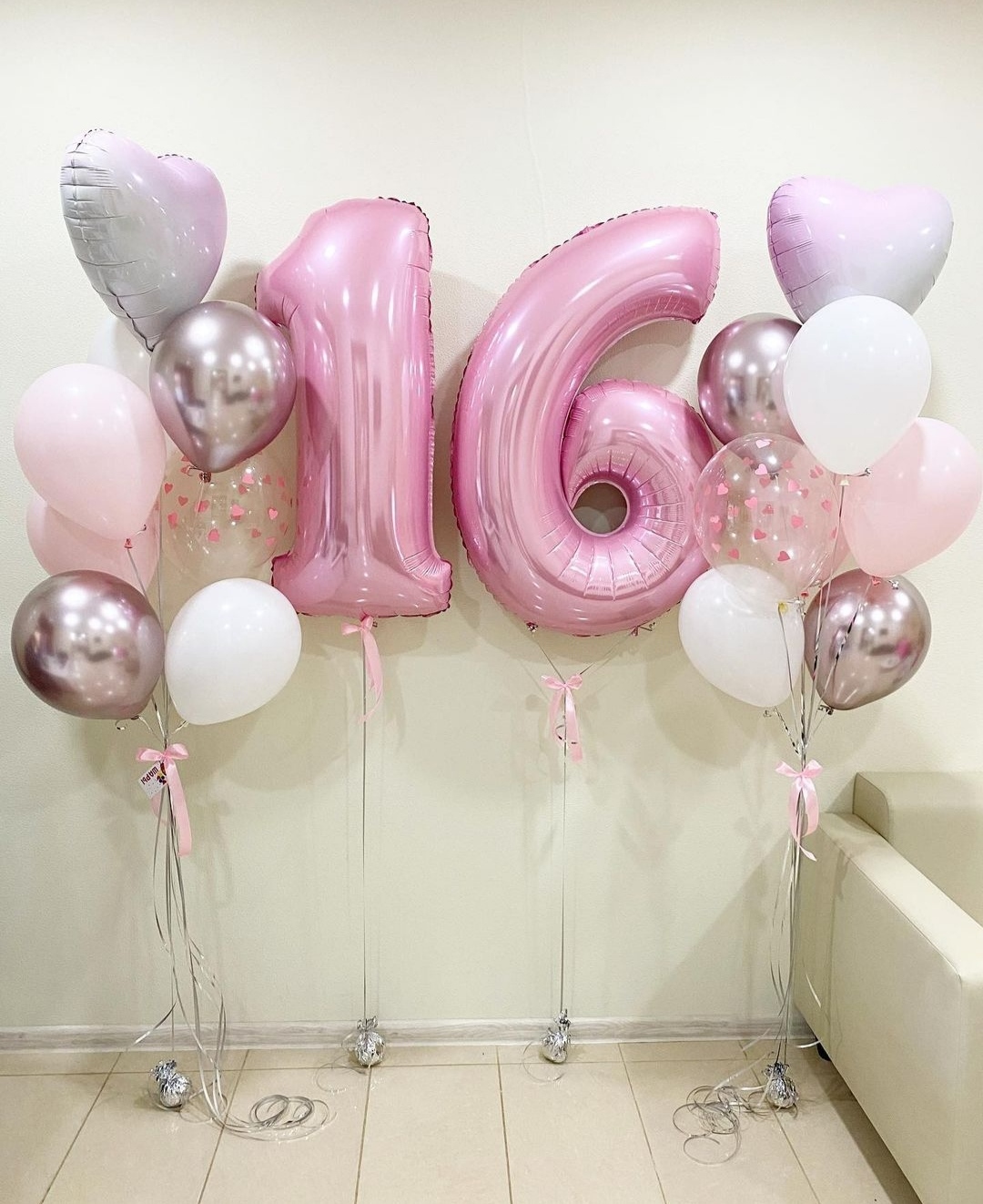 нежно-розовые и прозрачные шарики с сердечками на 16 лет