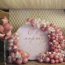 Круглая розовая фотозона с шарами на 8 марта