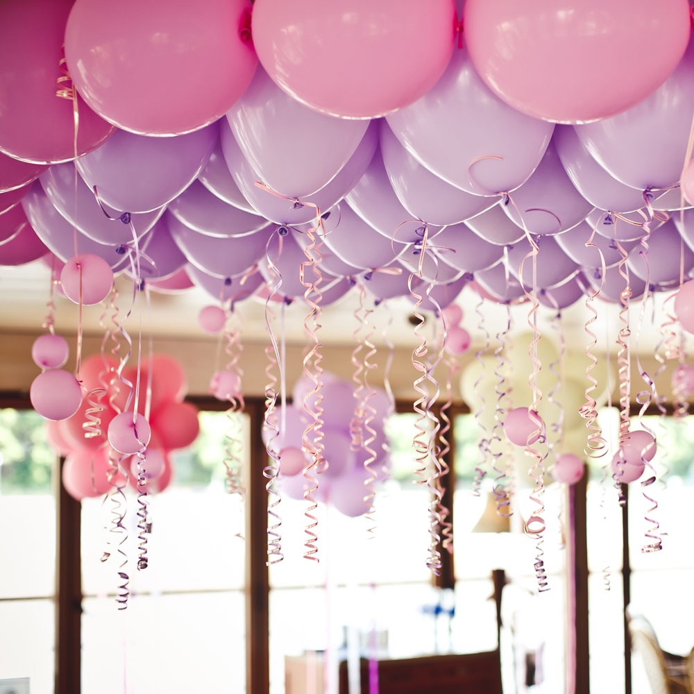 нежные шары под потолок, розовые и фиолетовые