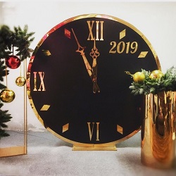 Фотозона золотые часы на Новый Год