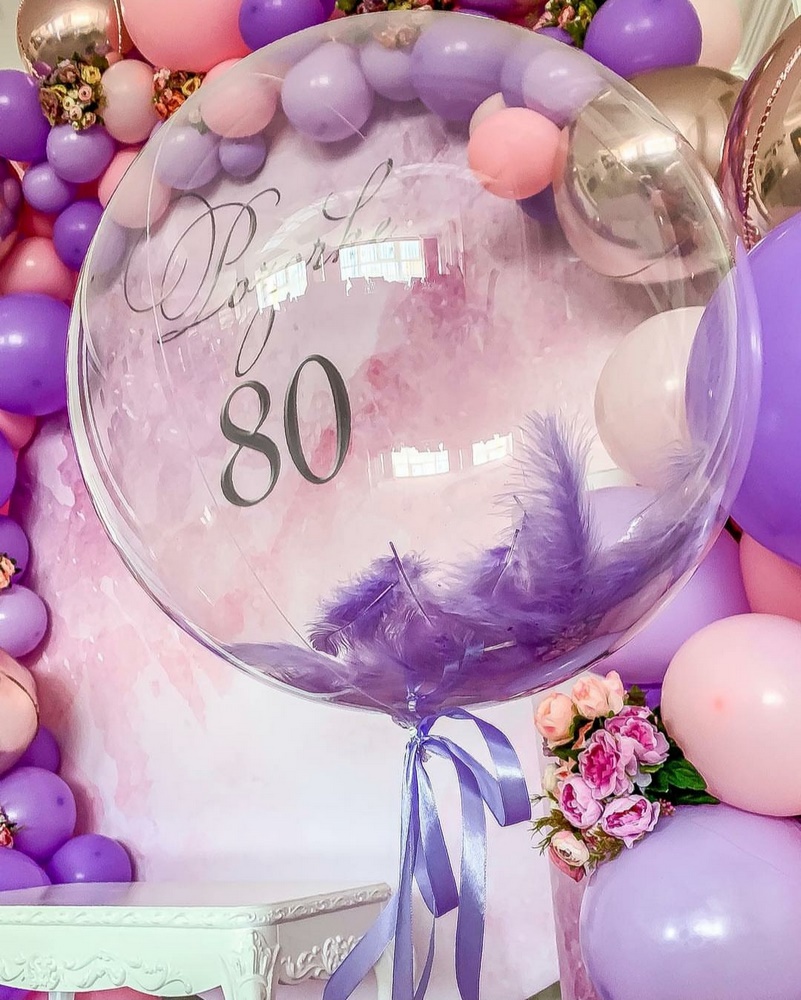 круглая фотозона с фиолетовыми и розовыми шарами