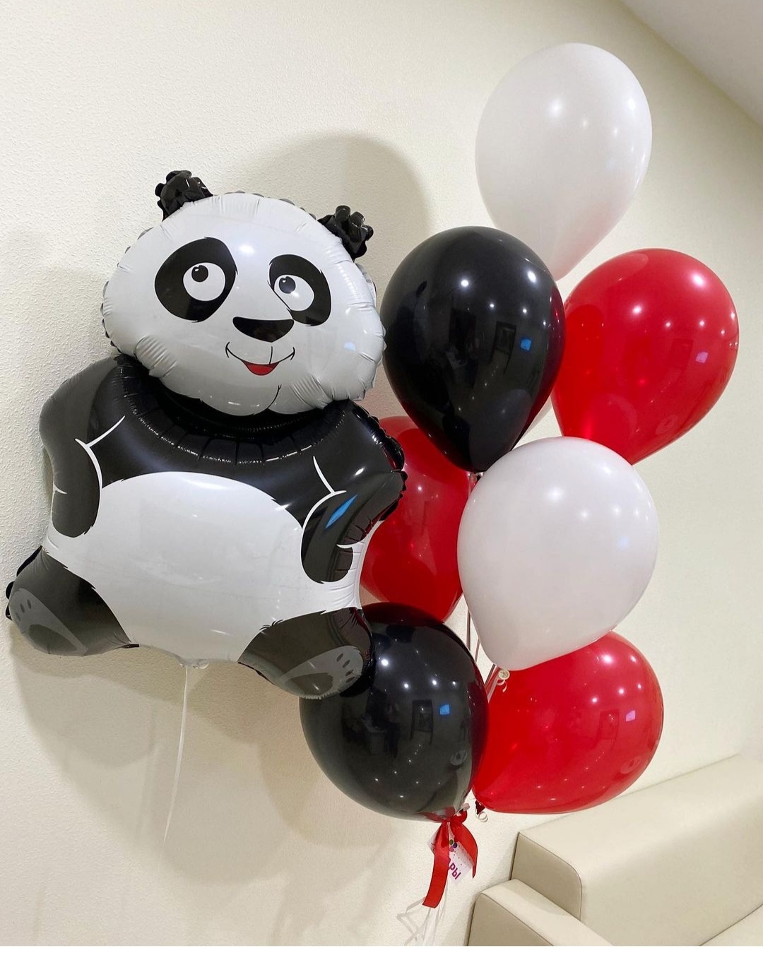 фольгированный шар панда с красными и белыми шариками