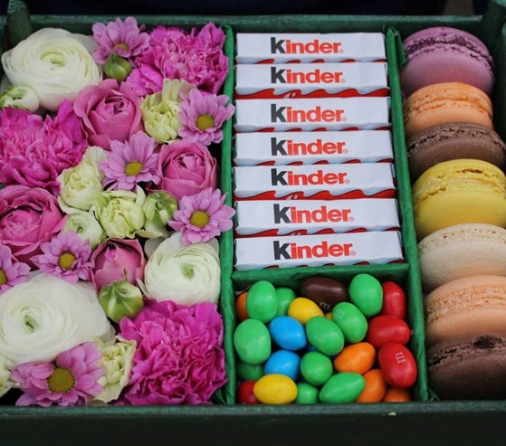 сладкий подарочный набор с цветами, шоколадом и печеньем