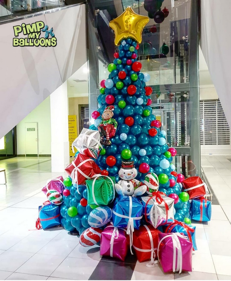 новогодняя елка из воздушных шаров с подарками