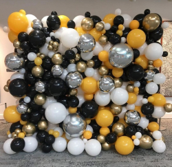 Стильная фотозона из черных, белых и золотых шаров