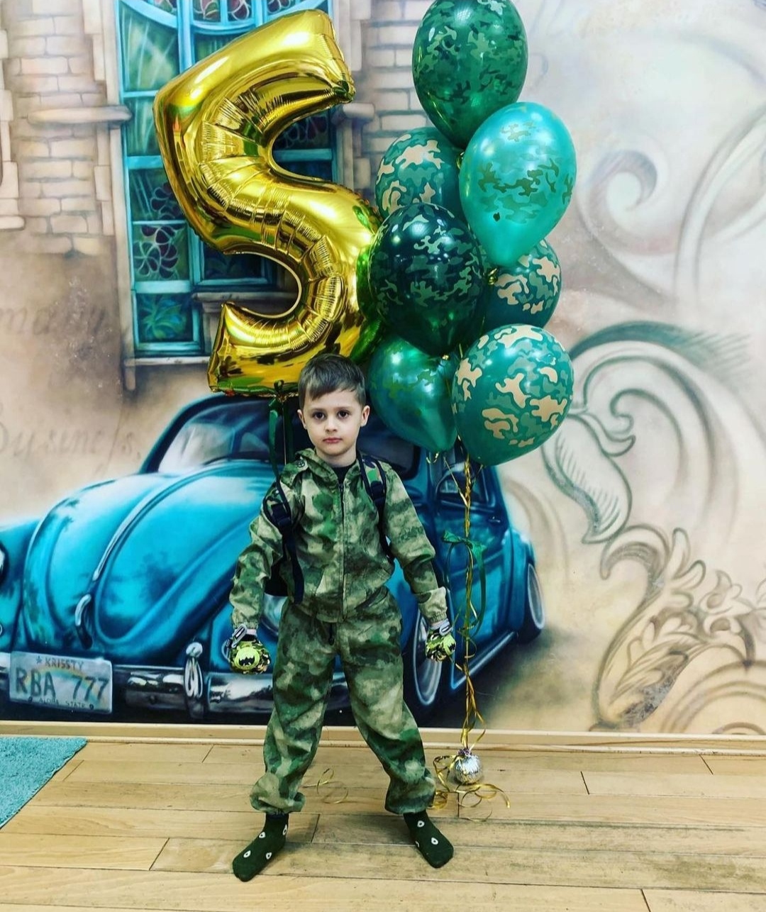 зеленые шары и фольгированная цифра на 5 лет мальчику в военном стиле