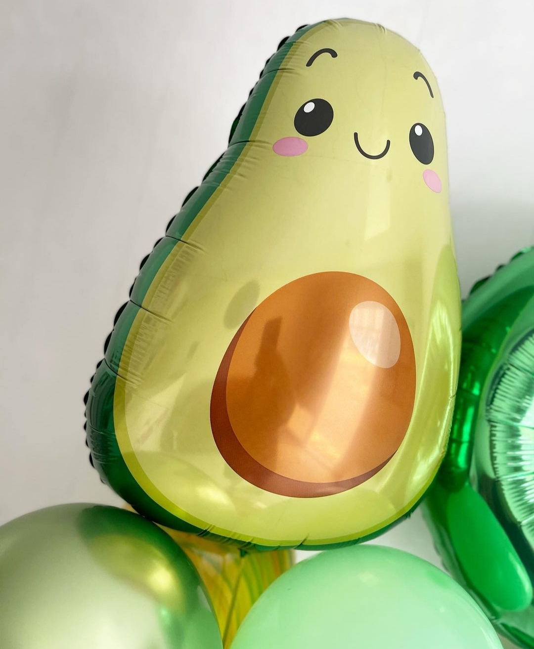 желтые и зеленые шары с фольгированным шаром авокадо на 9 лет