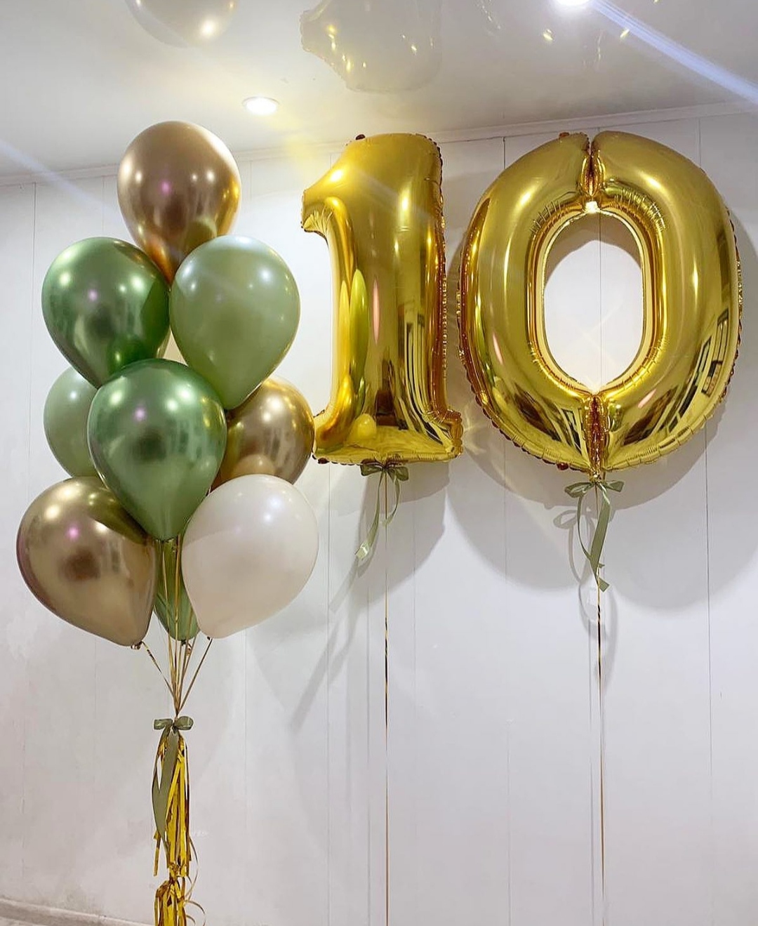 оливковые и бронзовые шары с фольгированной цифрой на 10 лет