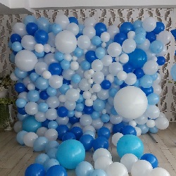 Фотозона из синих и белых шариков