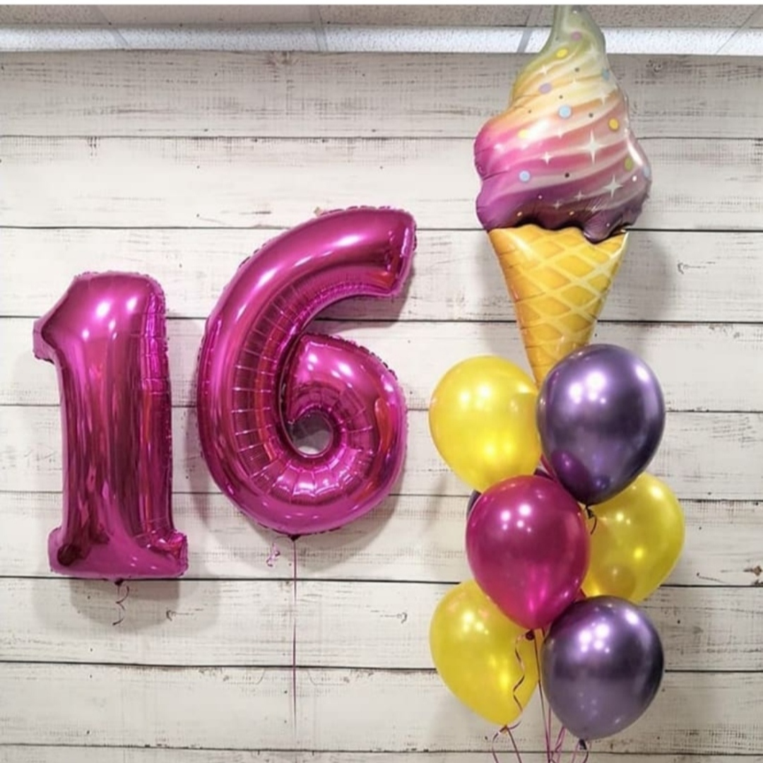 яркая фольгированная цифра с разноцветными шариками и шаром-мороженное