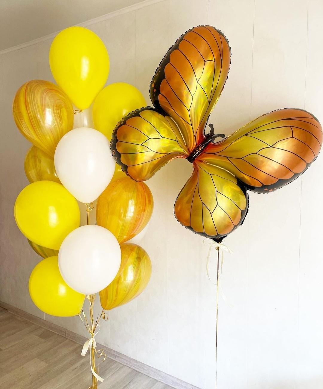 большая фольгированная бабочка и шары в желтых тонах