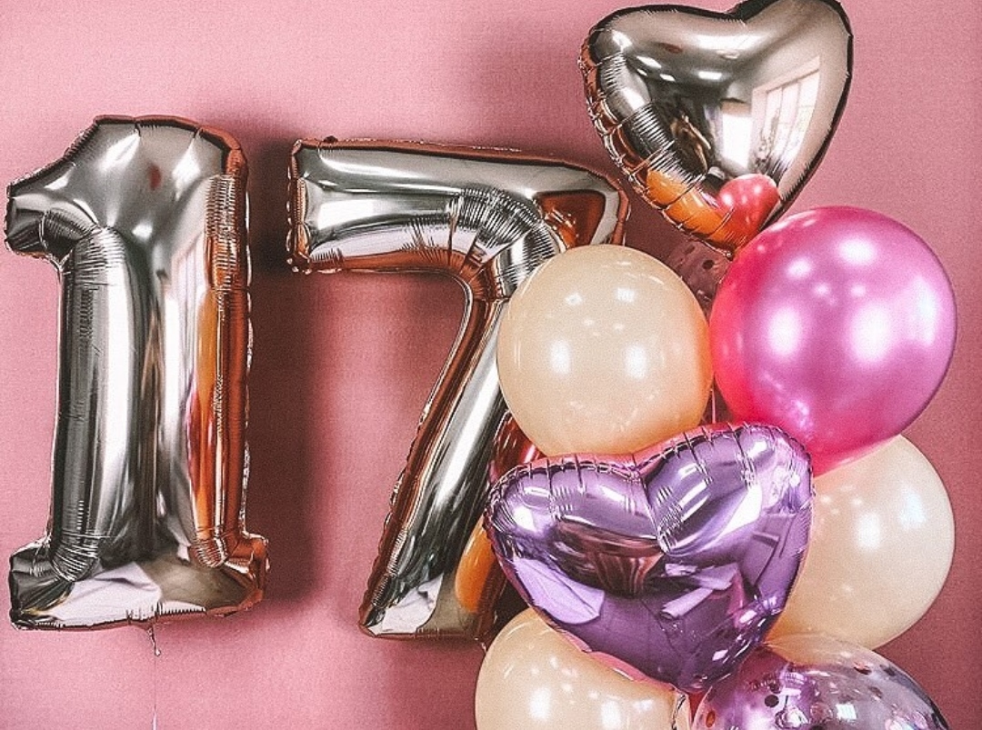 нежные персиковые и розовые шары с фольгированными сердцами на 17 лет для девушки