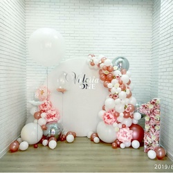 Круглая фотозона с гирляндой из белых и розовых шаров и цветочным декором