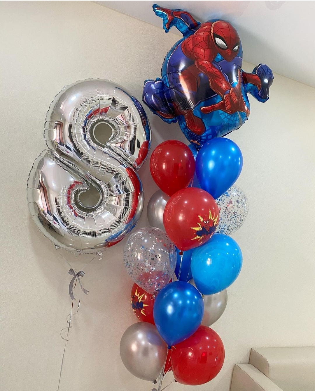 синие и красные шары с фольгированным шаром человек-паук