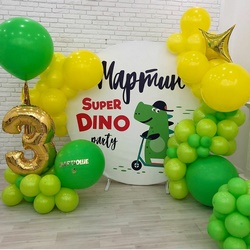 Круглая фотозона с зелеными и желтыми шарами в стиле Динозавры
