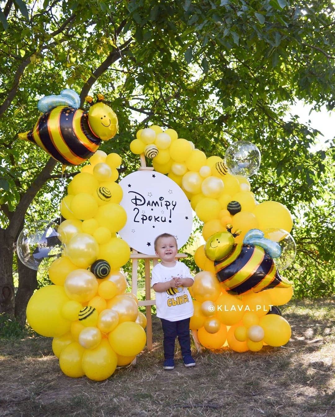 яркая желтая фотозона с пчелками