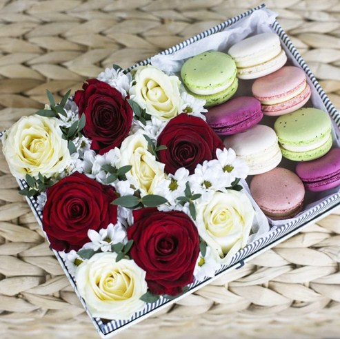 набор для подарка из цветов и французского печенья "макарон"