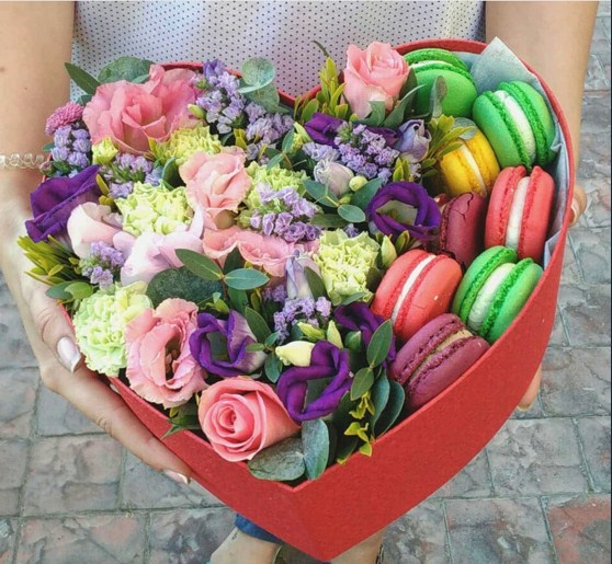 подарочная коробка "сердце" с цветами и макаруни